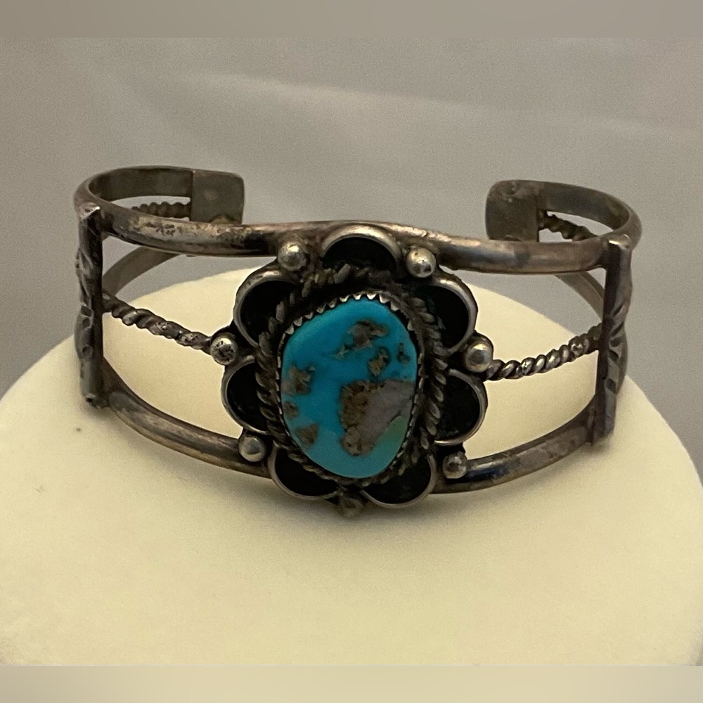 Beautiful vintage unmarked Sterling Silver and Turquoise Cuff Bracelet